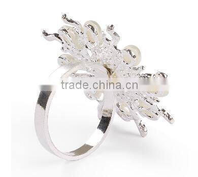 fashionable flower shape plastic pearls metal alloy napkin rings