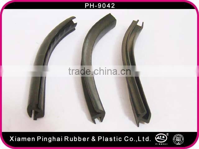 Rubber seal for automotive door and window