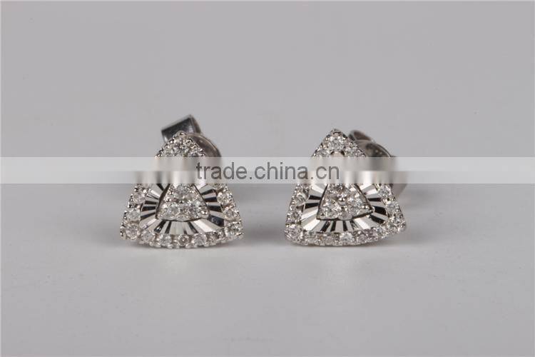 lasest design triangle earrings made of 18 K gold and diamond