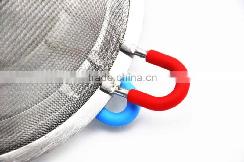stainless steel kitchen mesh strainer with silicone sleeve on handle