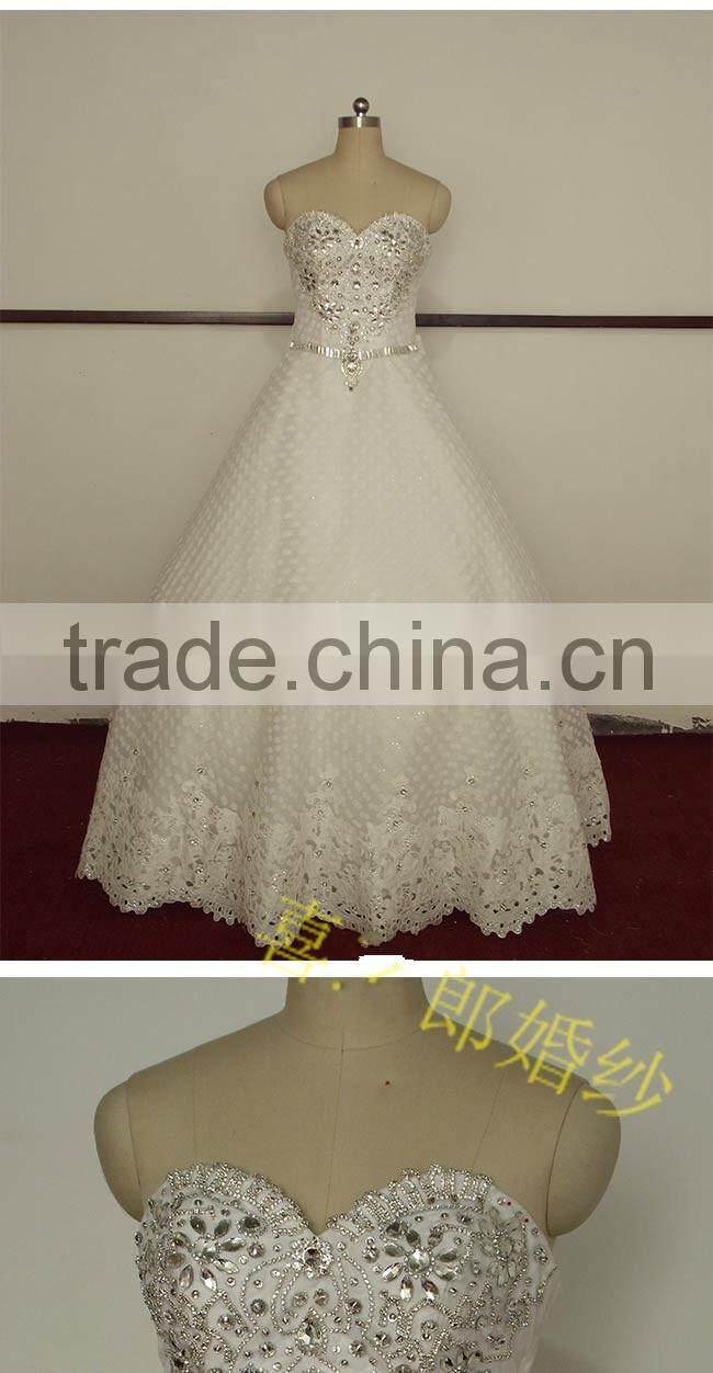 Charming bling beaded sleeveless tulle and lace applique ball gown wedding dress with sweetheart neckline
