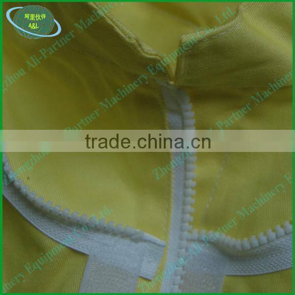 Highly safe and practical protective suit for beekeepers