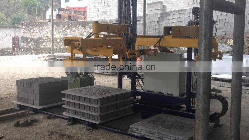 Automatic separated concrete block palletizing machine