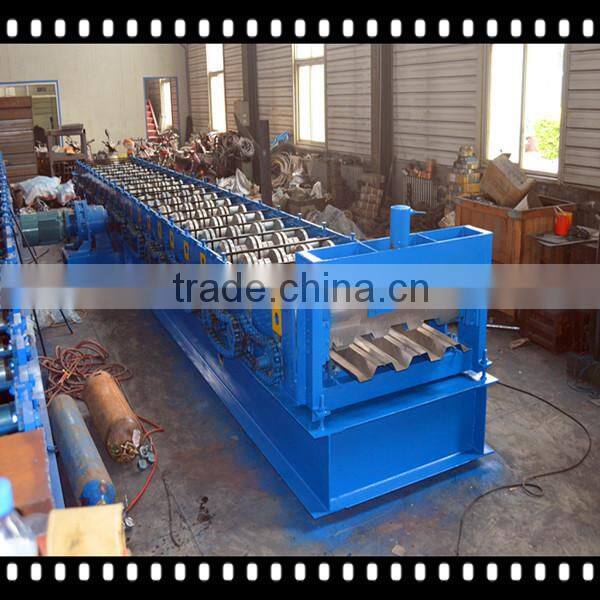 Floor decking roll forming machine
