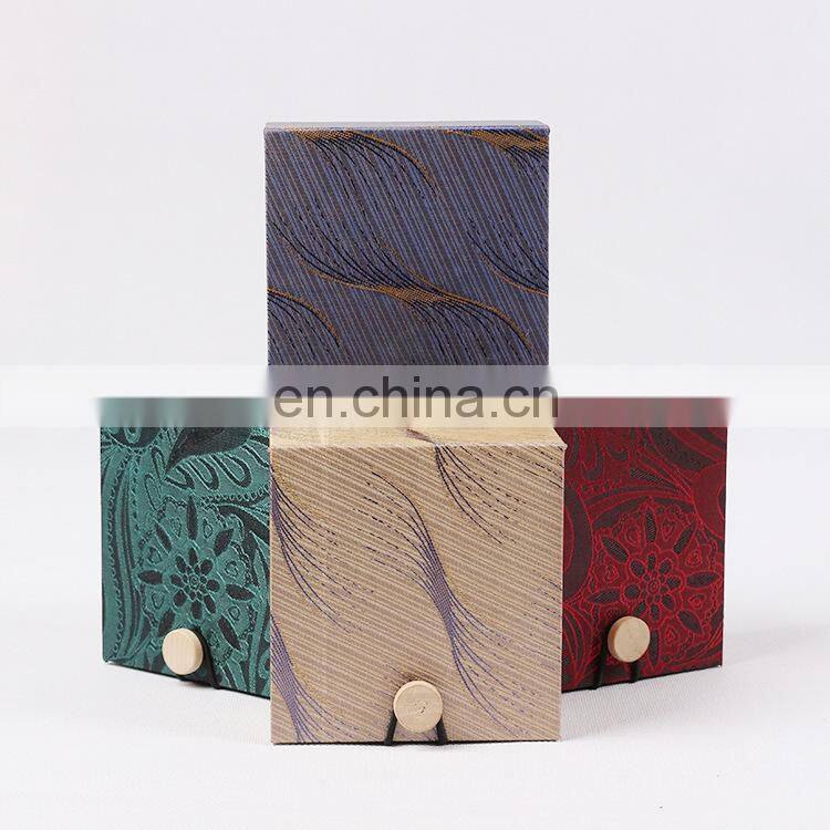 2017 Classical cotton jewelry packaging bangle box with wood button