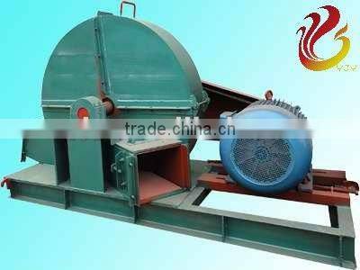 Mobile wood chipper with belt conveyor