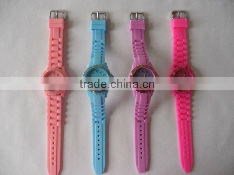 Fashion Colorful Silicone Watches with Plastic Back