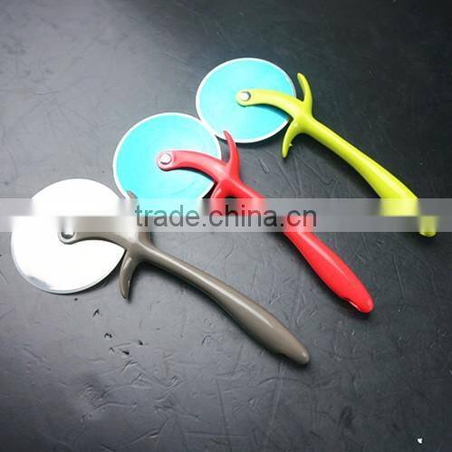 32066 Kitchen gadget kitchen tool round pizza cutter