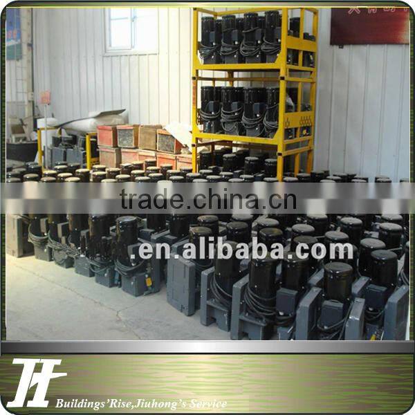 Traction hoist for suspended platform