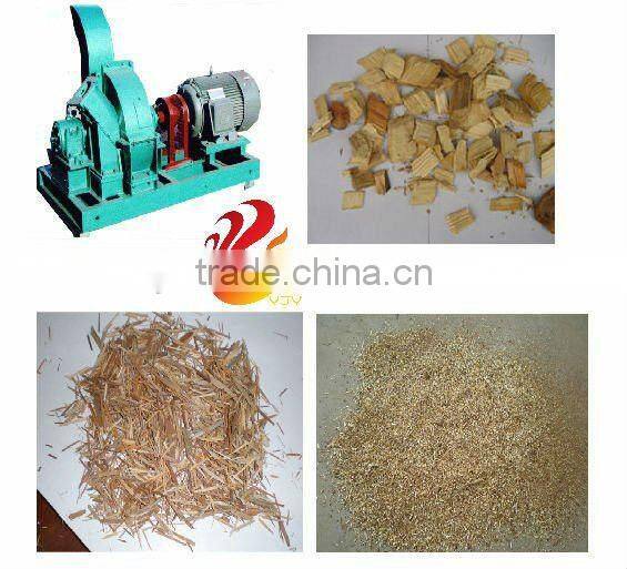 Mobile wood chipper with belt conveyor