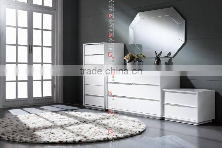 Contemporary White Leather Queen Size Bed & Adjustable Headboard B908