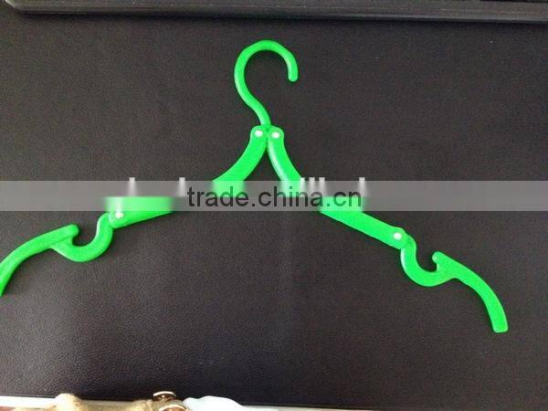 Foldable clothes hanger
