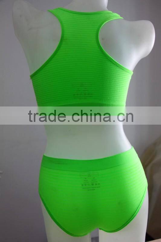 Wholesale fashion seamless women's green sports bra and shorts set
