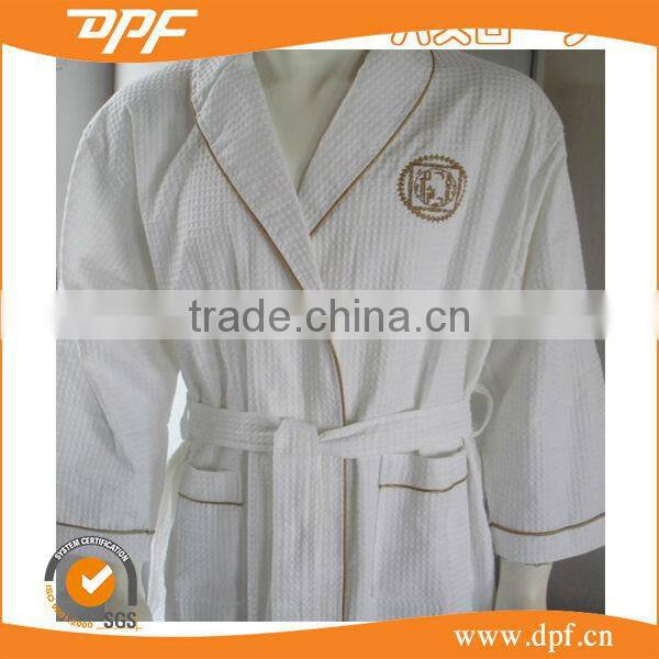 2016 hot selling 100% cotton embroidery terry white hotel robe.