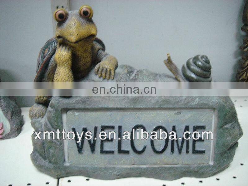 polyresin crafts a man carry a women on shoulder