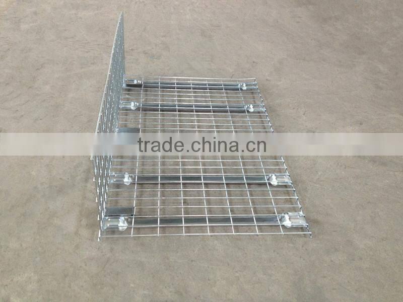 Snap-in metal wire mesh shelf dividers for wire mesh decking