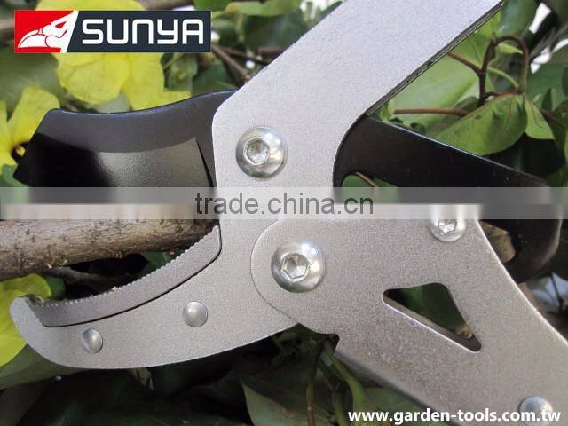 Long handle anvil rollering lopping shears