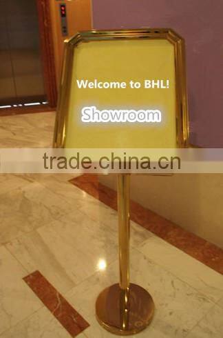Vertical welcome board stand/ golden frame direction sign stand/ wholesales freestanding hotel outdoor sign stand P-27