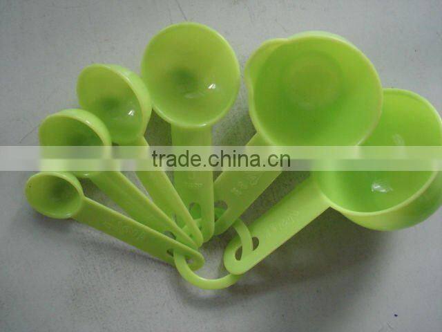 plastic measuring spoons