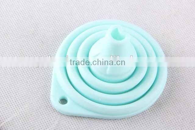 Hanging cooking tool folding circular silicone funnel