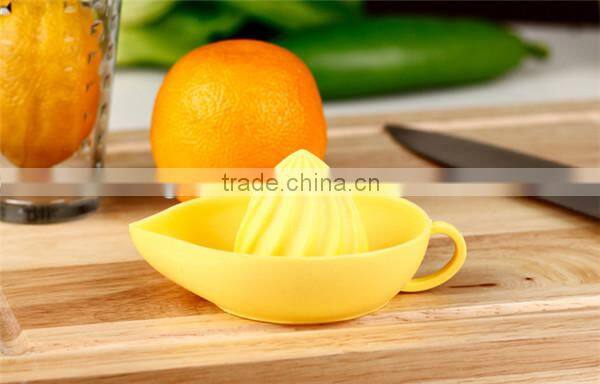 2015 wholesale novelty non-toxic hot selling lemon squeezer with silicone handles