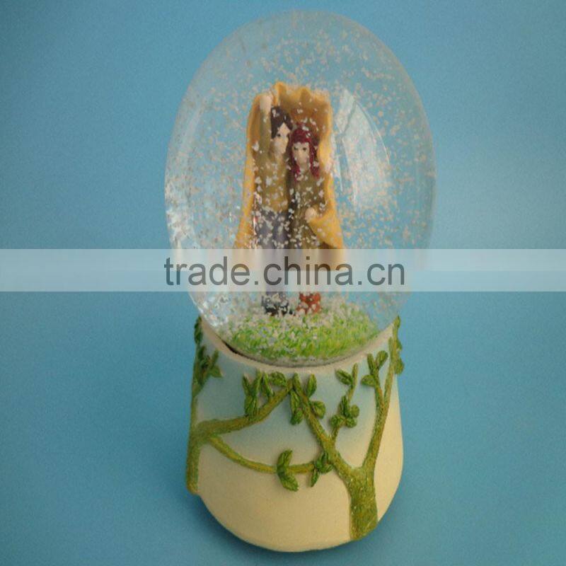 Special deisgn Wedding decoration lover water globe made of resin material