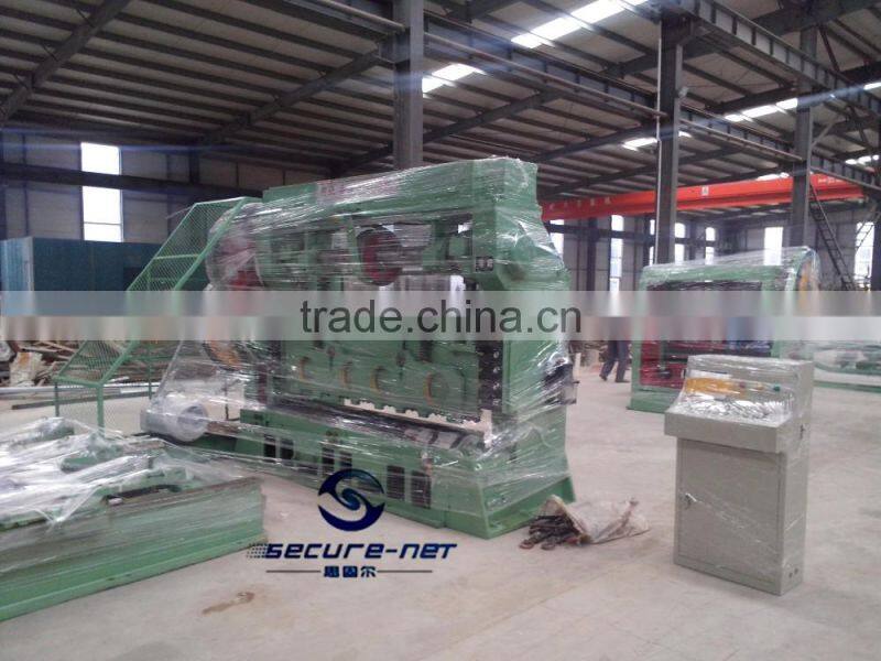 Expanded metal sheet making machine with mesh panels