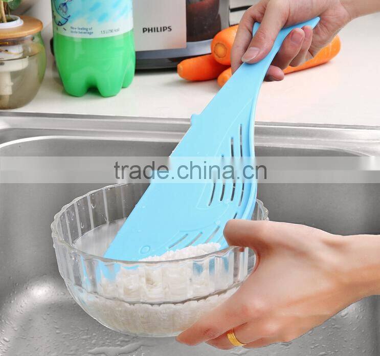 Wholesale Stock Kitchen Long Handle Whale Shaped Plastic Rice Cleaner