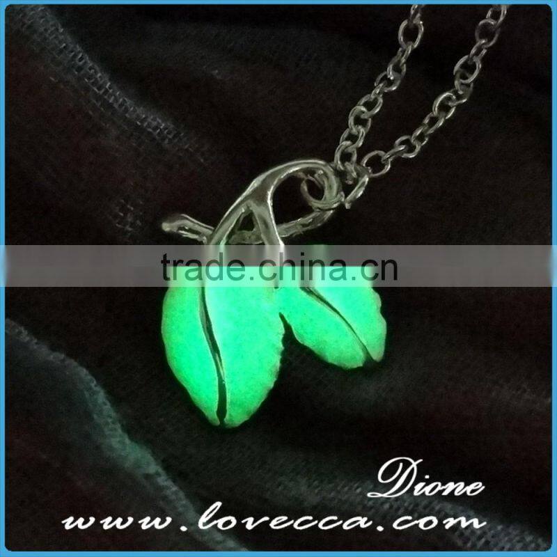 Wholesale leaf pendants necklace glow in the dark necklace with Luminous stone
