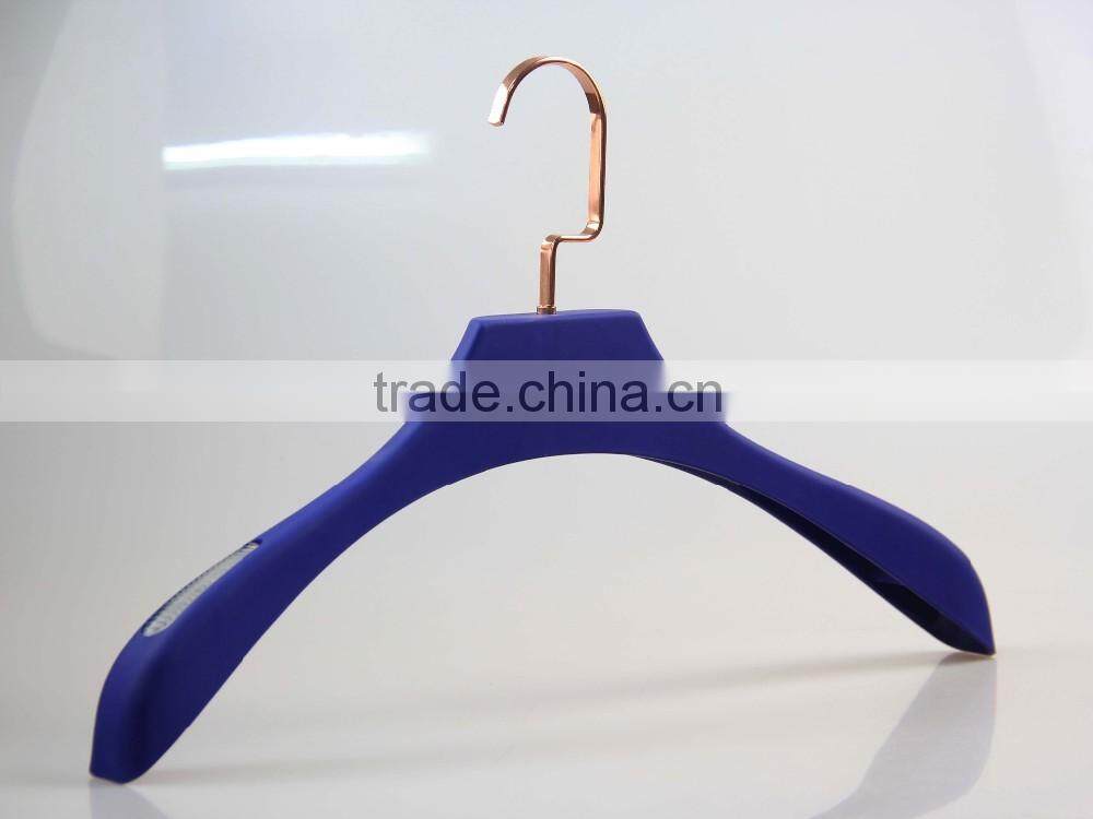 IMY-457 blue rubber man plastic hangers for jacket