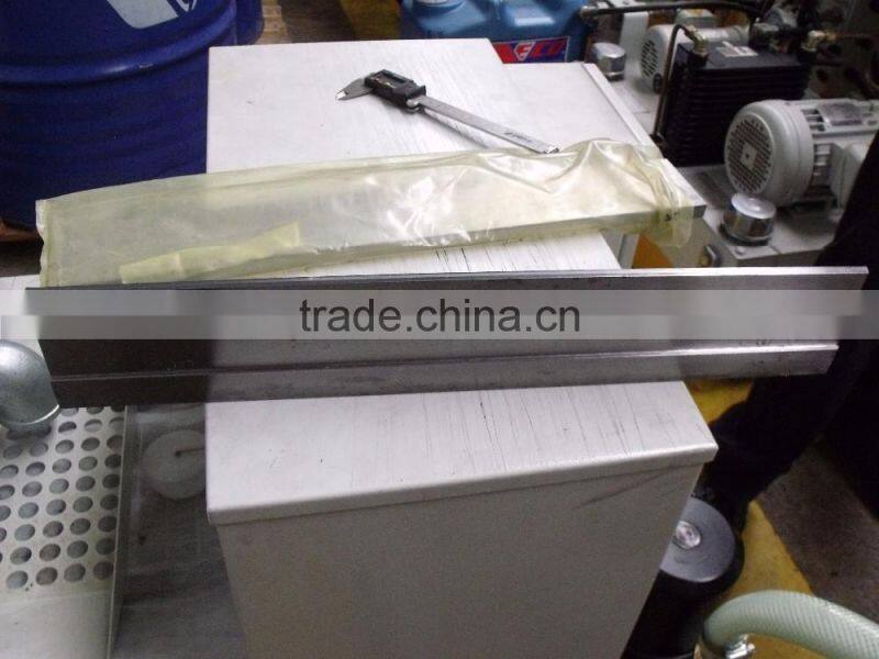 Supporting blade for centerless grinder