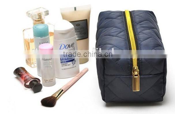 2016 fashion satin quilting toiletry bag with gold zip for man