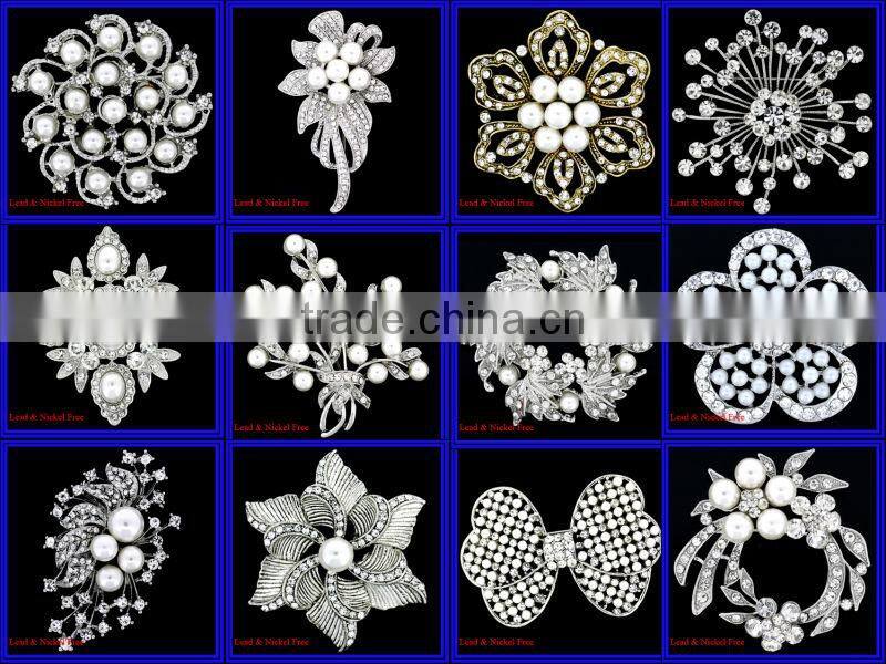 Nautical theme crystal and epoxy deco yacht and wheel brooch or pin