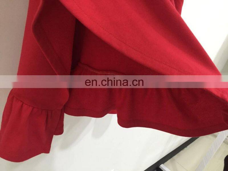 The bat sleeve fork poised under terry fabric jogging top