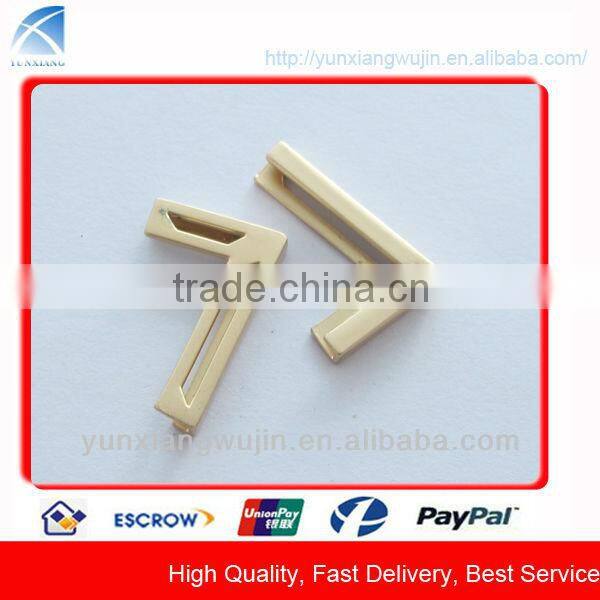 CD7988 Designer Triangle Gold Collar Clips for Dress