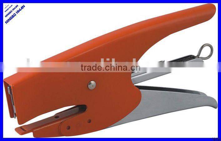 Las manos de alicate metal engrapadora