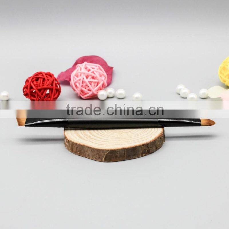 Long black eyeshadow brush for cosmetic use