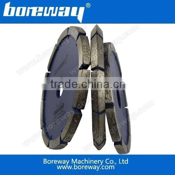 Diamond tuck point circular saw blade with V-shaped segment