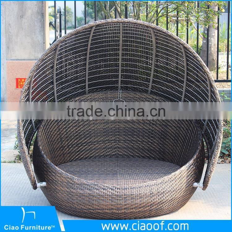 French Classical Round Wicker Daybed