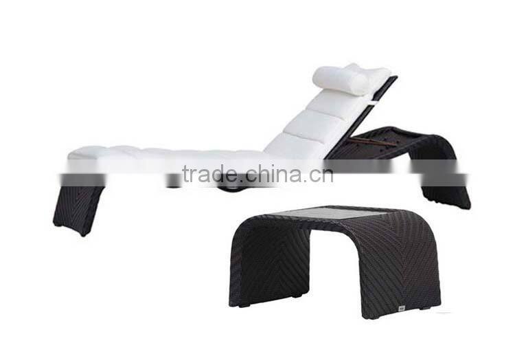 Outdoor Leisure Curved Design Rattan Lightweight Folding Beach Sex Lounge Chair