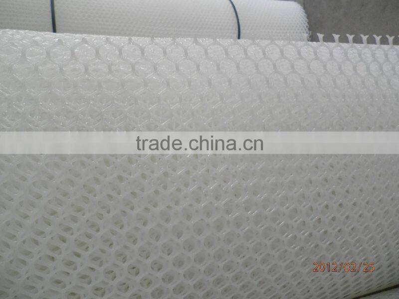 Plastic flat mesh for poultry