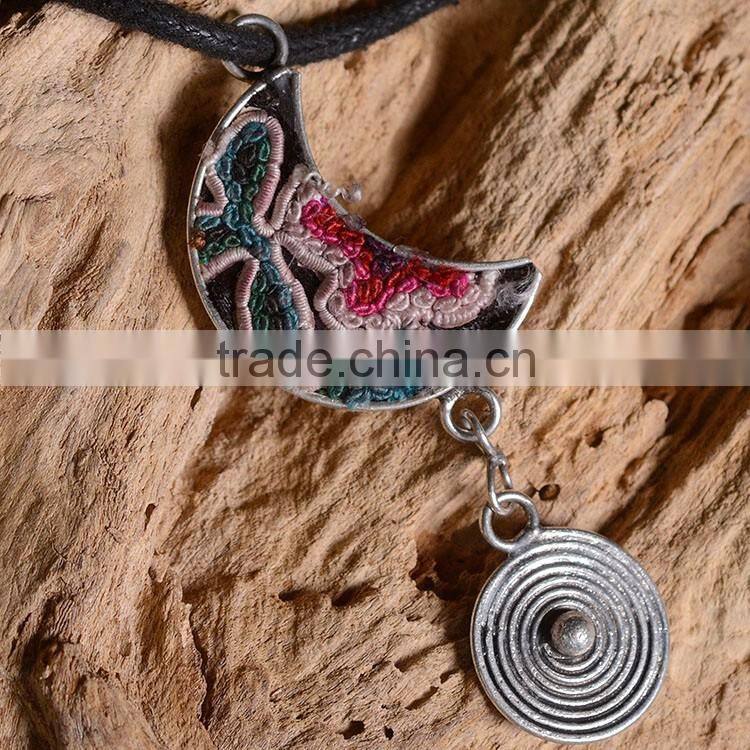 Wholesale exquisite moon shape design vintage moon shape pendant neklace pendant necklace