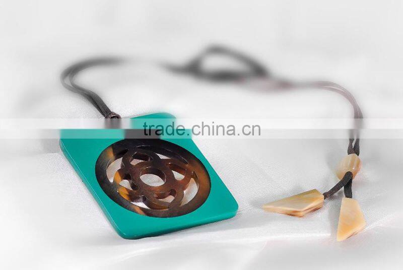 Buffalo horn necklace with lacquered finishing