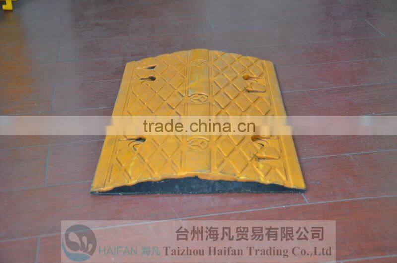 traffic reflective rubber speed humps used on road/ black and yellow removable rubber road humps for Crossroad