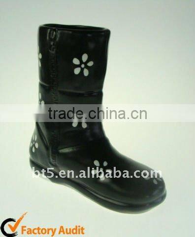 8 inch ceramic shoe in black for home decoration