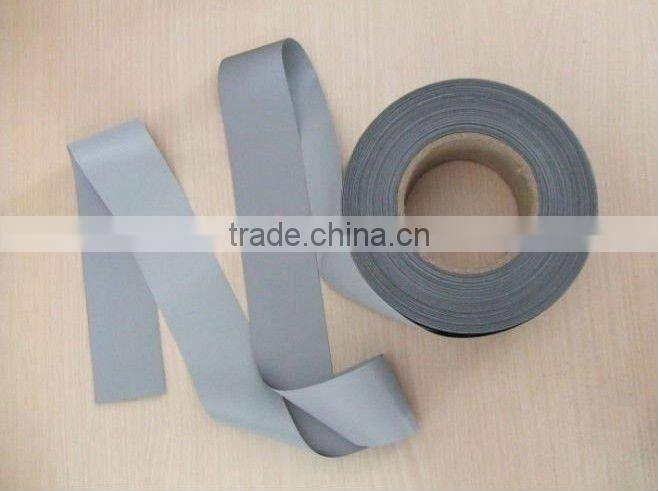 High visibility retro reflective fabric for safety clothing