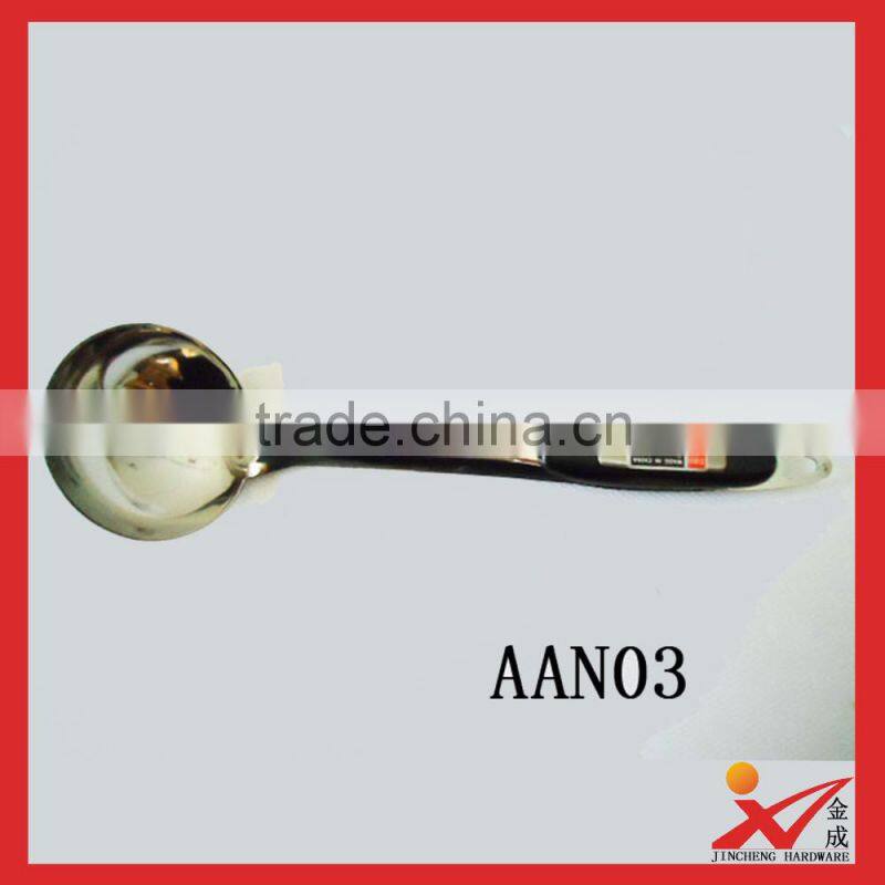 Factory wholesale stainless steel kitchen ware plastic hander big soup spoon