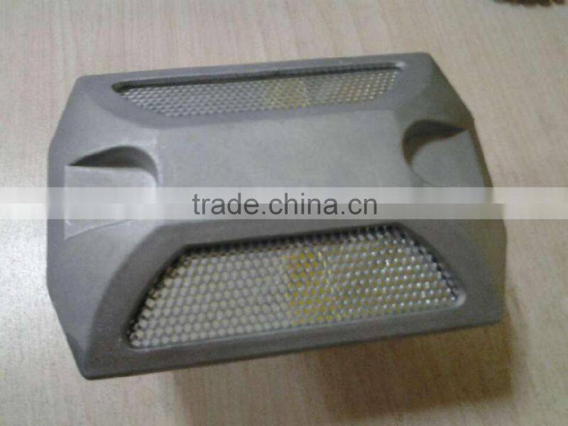 High retro-reflector road stud