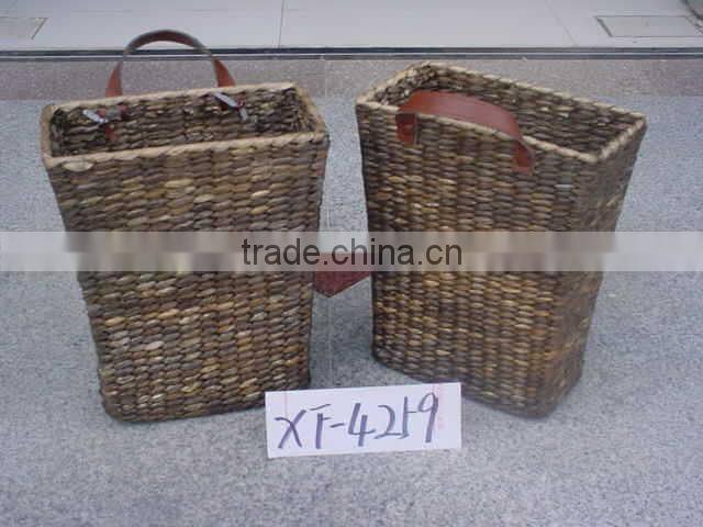 Round water hyacinth food basket with handle for Christmas