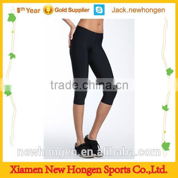 Women black color cropped compression pants